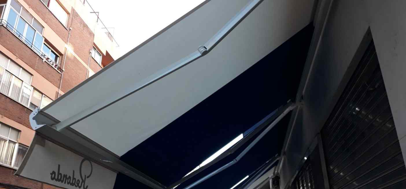 toldo de brazo extensible Interior de toldo de brazo extensible motorizado