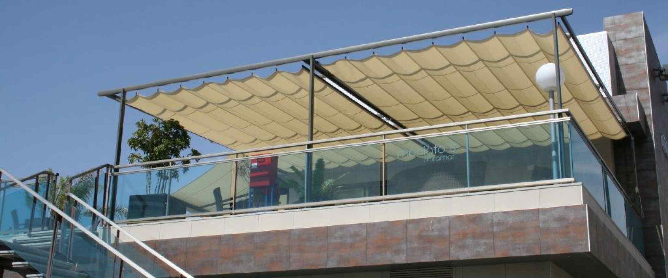 Toldo plano pérgola modelo Zen con portería de tres patas y dos módulos independientes para instalación en terrazas de median y gran superficie.