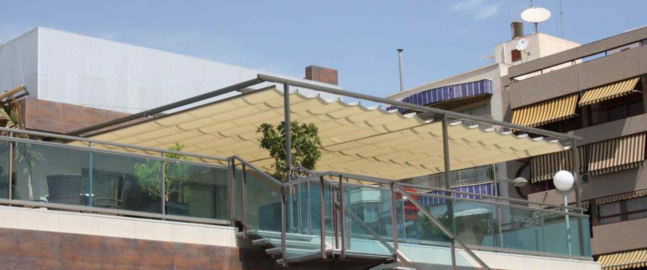 Toldo plano pérgola modelo Zen con portería de tres patas y dos módulos independientes para instalación en terrazas de median y gran superficie.