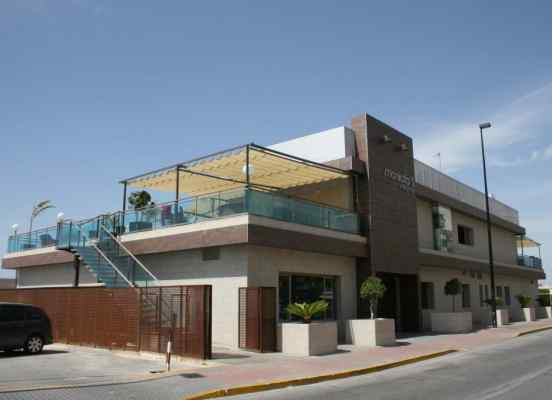 Toldo plano pérgola modelo Zen con portería de tres patas y dos módulos independientes para instalación en terrazas de median y gran superficie.