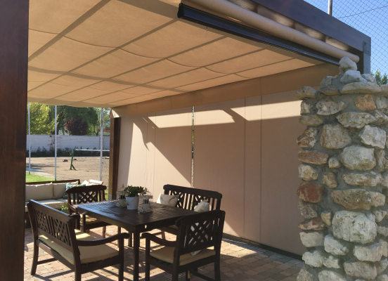 Pérgola en terraza con estructura de madera